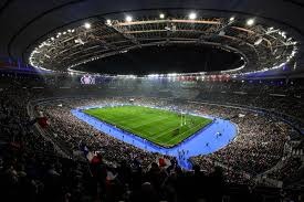 汪涵陪儿子参加马术比赛，嚼槟榔一脸享受，与老婆交替带娃引热议