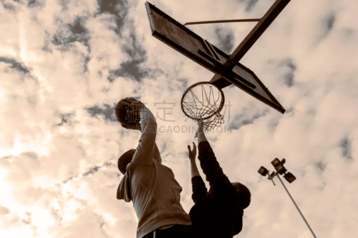 大卫·欧提兹在 2013 年波士顿马拉松爆炸案后发表激情演说，凝聚了整座城市